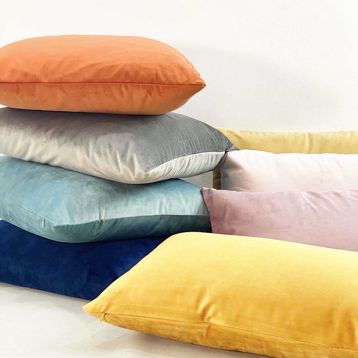 pillows scene Dutton Brown _hover